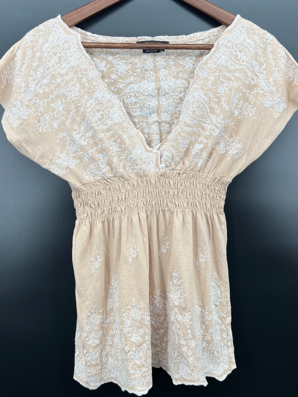 BCBGMaxazria Y2K Babydoll V-Neck Embroidered Short Sleeve Tunic Top Small Beige